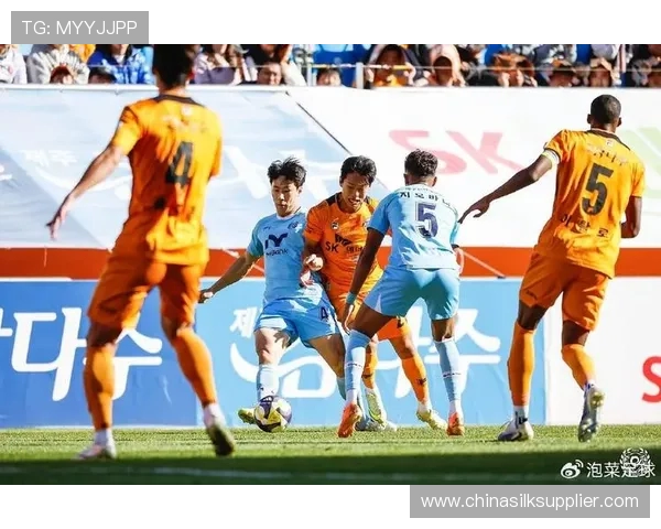 城南足球俱乐部迎战大邱队全力争胜展现球队实力与斗志