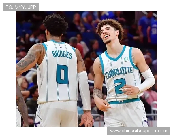 开拓者与夏洛特黄蜂的激烈对决展现篮球魅力与团队精神的巅峰较量 开拓者与夏洛特黄蜂的激烈对决展现篮球魅力与团队精神的巅峰较量