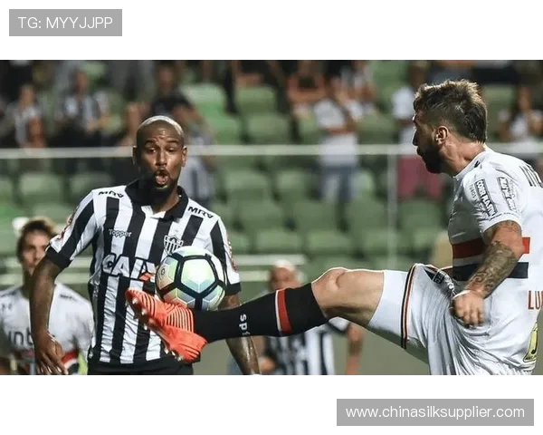 米内竞技迎战巴西国际争夺联赛关键三分的激烈对决 米内竞技迎战巴西国际争夺联赛关键三分的激烈对决