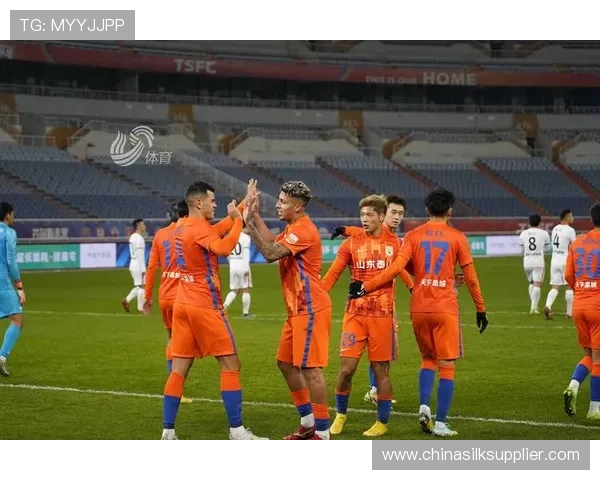 重庆足球队以77分领跑精英赛积分榜展现强劲实力